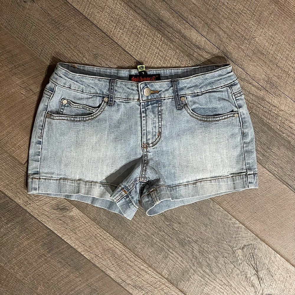 Women’s Dollhouse, Light-Wash, Low-Rise, denim Shorts. Size 7.